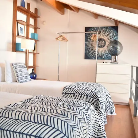 Architect-designed Loft In A Historic Hilltop Neighborhood Appartement