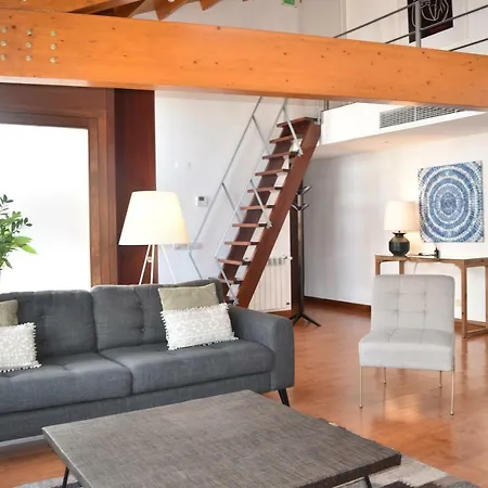 Architect-designed Loft In A Historic Hilltop Neighborhood شقة